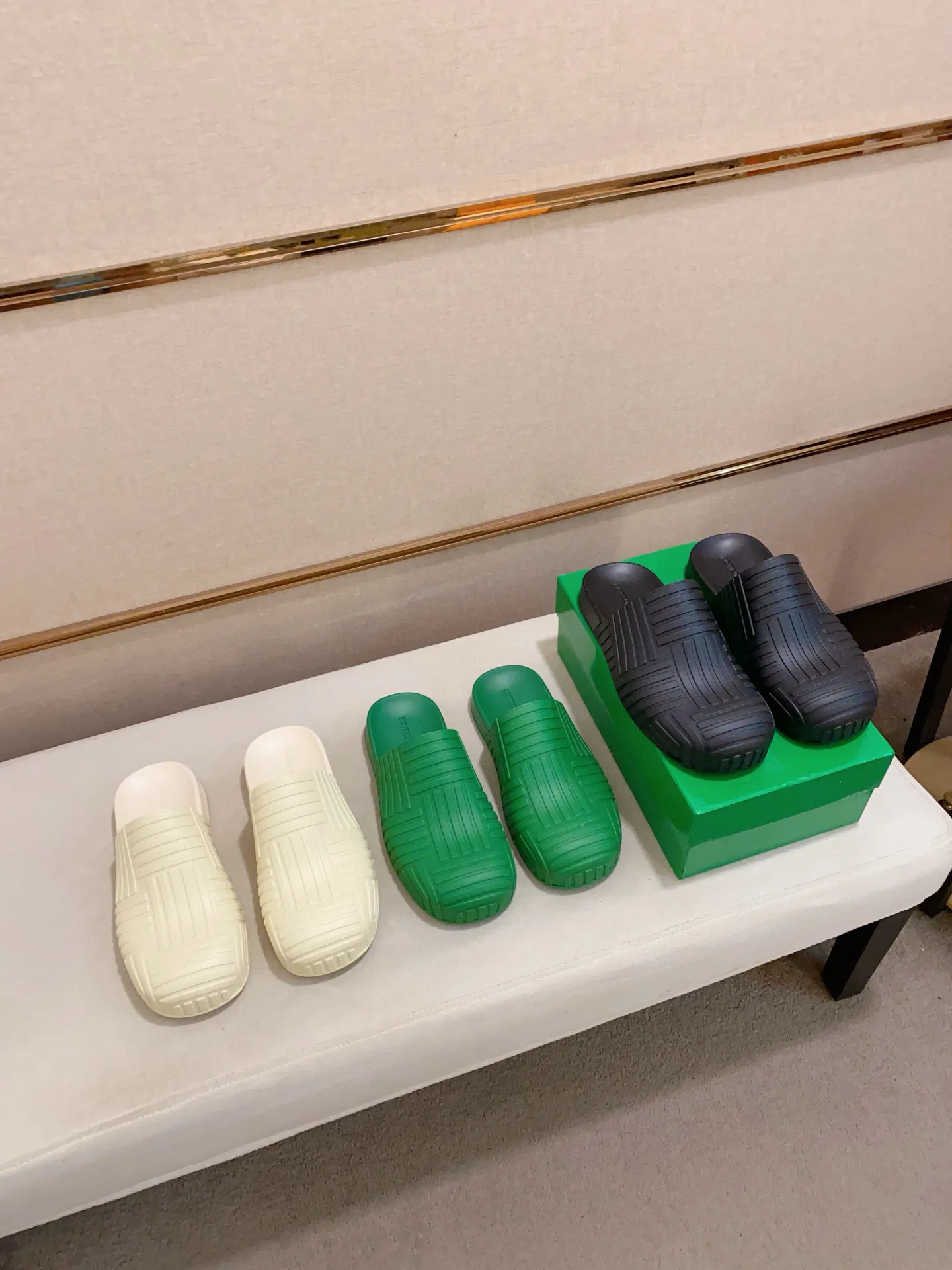 Men's shoes💰: 340💰Couple style👫【BV~Bottega Veneta】Trendy new slippers are on the market, the same style as the official website. Counter quality [strong][strong][strong] Selected rubber fabrics, high-end atmosphere, super cost-effective model. Original wear-resistant rubber outsole. Fine workmanship. The upper layer of materials is used. The quality is visible. Shoe size: Female 36-40. Male 38-46